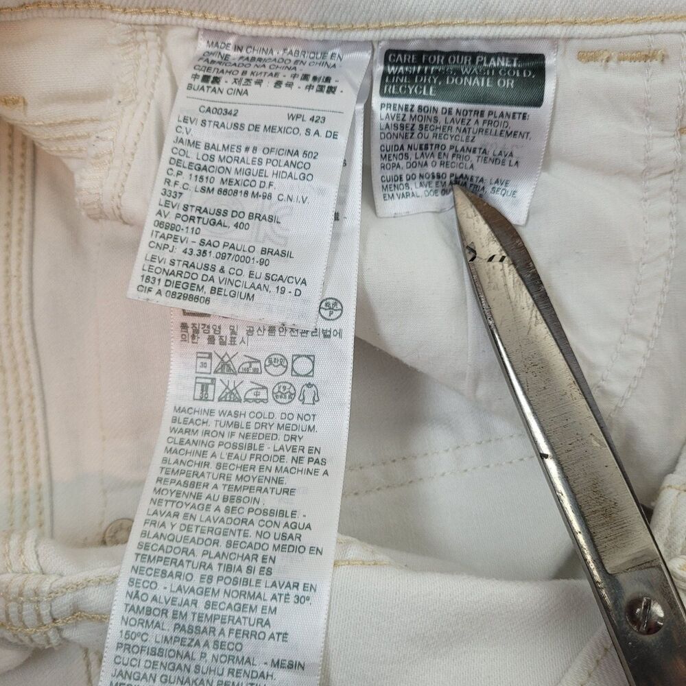 Levis Womens Sz 6 Off White Mid Rise Denim Bermuda Shorts Cuff Back Flap Pockets - Picture 8 of 10
